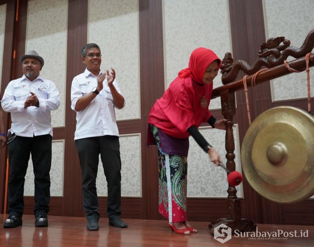 Wali Kota Batu Hj Dewanti Rumpoko memukul gong sebagai tanda dibukanya NTF 2019 di Gedung Pancasila Balaikota Among Tani Kota Batu.