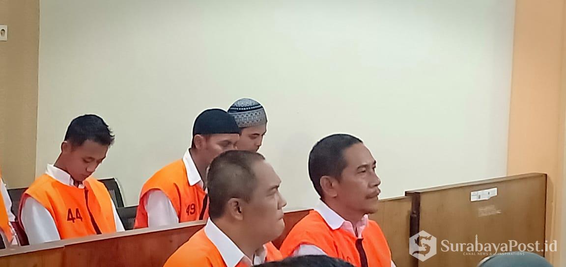 Dandung Jul Hardjanto (kiri depan) saat menunggu untuk disidang di PN Kota Malang.