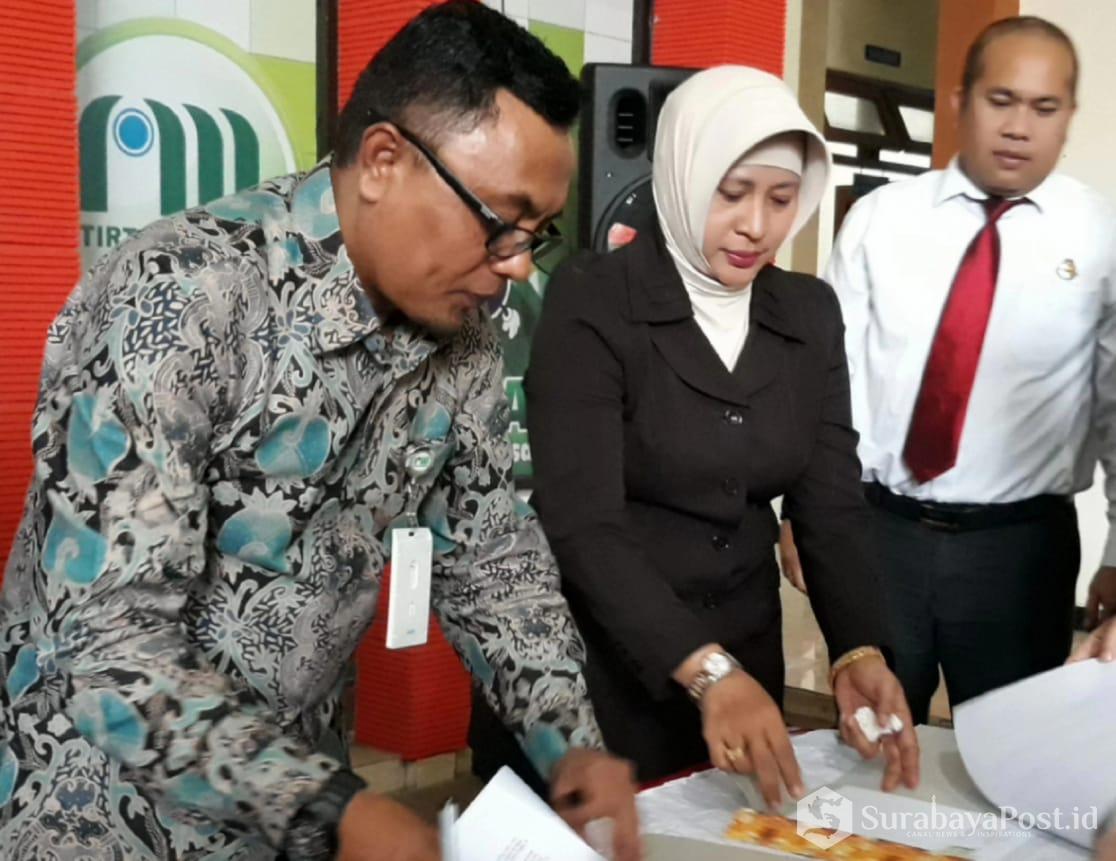 Dirut Perumdam Among Tirto Eddy Sunaedi menandatangani MoU dengan Kajari Kota Batu Sry Heny Alamsari.