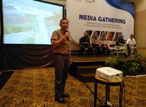 Presdir PT Bumi Suksesindo, Adi Adriansyah Sjoekri saat memaperkan produksi tambang di Tujuh Bukit, Banyuwangi dalam acara Media Gathering di Malang.