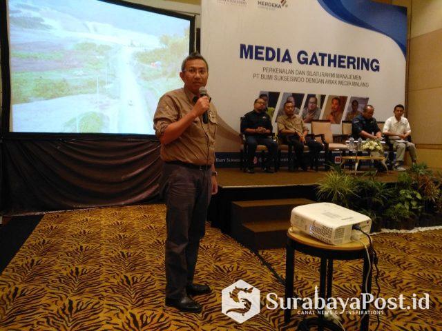 Presdir PT Bumi Suksesindo, Adi Adriansyah Sjoekri saat memaperkan produksi tambang di Tujuh Bukit, Banyuwangi dalam acara Media Gathering di Malang.