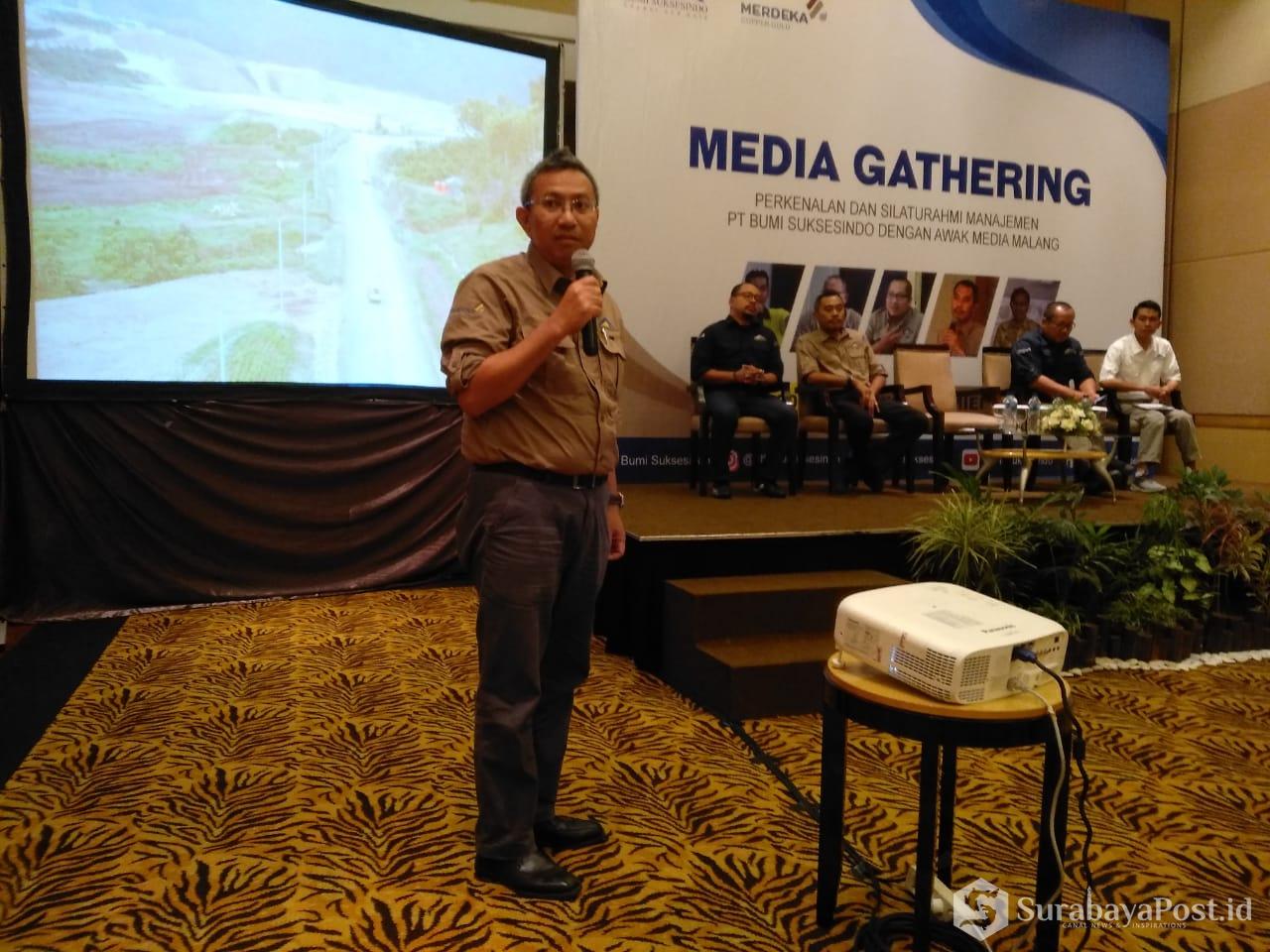 Presdir PT Bumi Suksesindo, Adi Adriansyah Sjoekri saat memaperkan produksi tambang di Tujuh Bukit, Banyuwangi dalam acara Media Gathering di Malang.