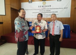 Rektor Unidha Malang Prof Dr Suko Wiyono menyerahkan cinderamata pada pemateri seminar