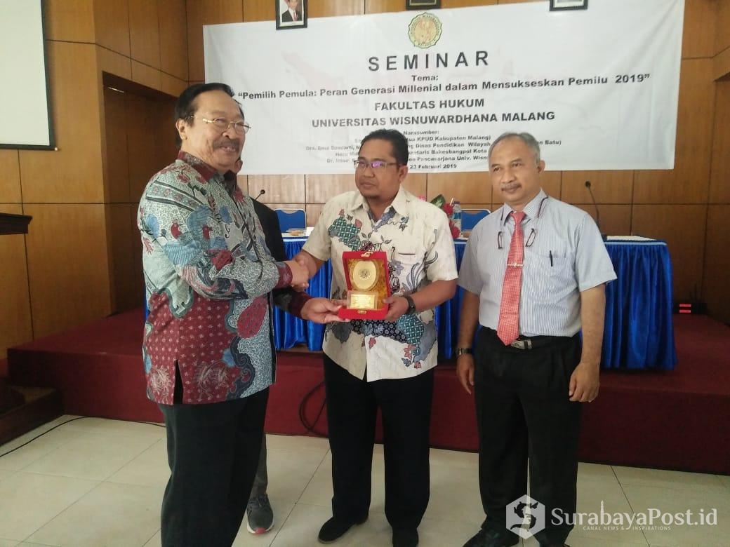 Rektor Unidha Malang Prof Dr Suko Wiyono menyerahkan cinderamata pada pemateri seminar