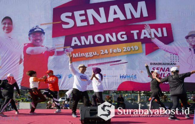 IMG-20190224-WA0042 Walikota Batu Hj Dewanti Rumpoko sangat bersemangat mengikuti senam Dahlan Iskan Style di lapangan parkir timur Among Tani Kota Batu, Minggu (24/2/2019).