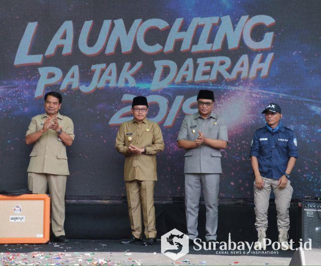 IMG-20190225-WA0056 Walikota Sutiaji didampingi Wawali Sofyan Edi Jarwoko dan Sekda Wasto bersama Kepala BP2D Kota Malang Ade Herawanto saat melaunching SPPT PBB 2019.