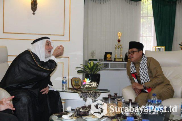 Wali Kota Sutiaji saat menerima kunjungan Syekh Nasif Nasir dari Palestina di ruang kerjanya.