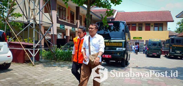Terdakwa Maria Purbowati dikawal petugas saat hendak disidang di PN Kota Malang. 