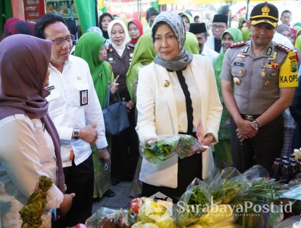 Wali Kota Batu Hj Dewanti Rumpoko usai membuka Pasar Murah Rakyat yang digelar Muslimat NU di Kota Batu.