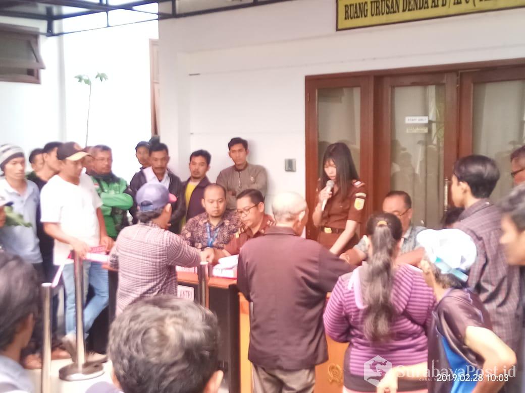 Para pelanggar Lalin mengambil bukti tilang di Kejari Kota Malang.