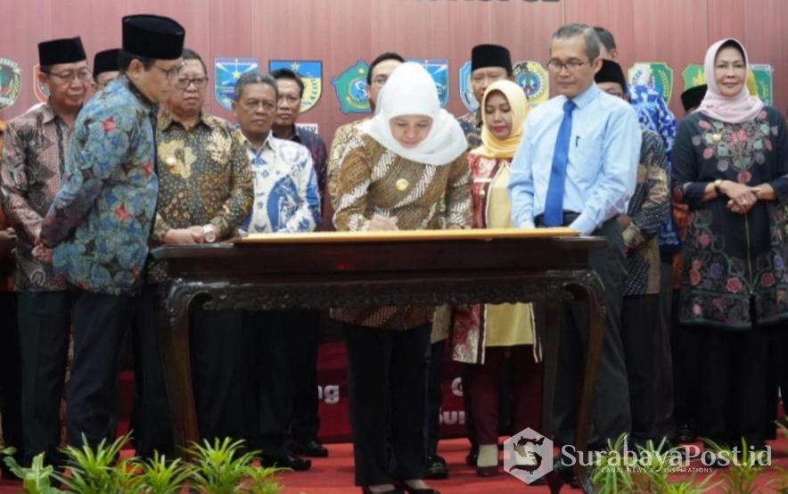 Gubernur Jatim Khofifah Indar Parawansa menandatangani dokuemen terkait pencegahan korupsi.