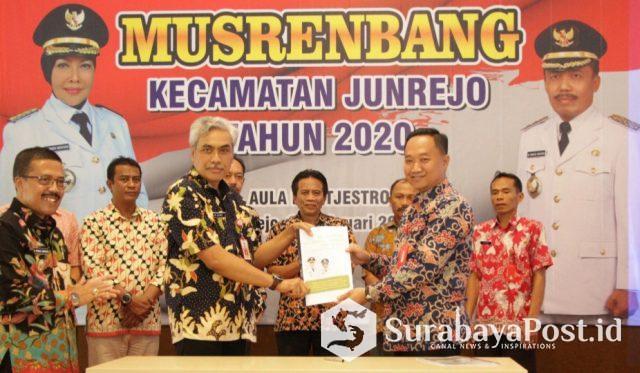 IMG-20190228-WA0072 Wakil Wali Kota Batu, Punjul Santoso bersama Camat Junrejo dan Kades Junrejo, serta pejabat yang lain