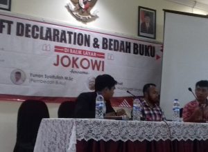 Agus Rahmat (tengah) dan Yunan Syaifullah (kanan) saat diskusi bedah buku Di Balik Layar Jokowi yang digelar di Hotel Sahid Montana 2 Kota Malang, Sabtu (9/3/2019).