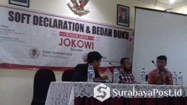 20190309_143058 Agus Rahmat (tengah) dan Yunan Syaifullah (kanan) saat diskusi bedah buku Di Balik Layar Jokowi yang digelar di Hotel Sahid Montana 2 Kota Malang, Sabtu (9/3/2019).