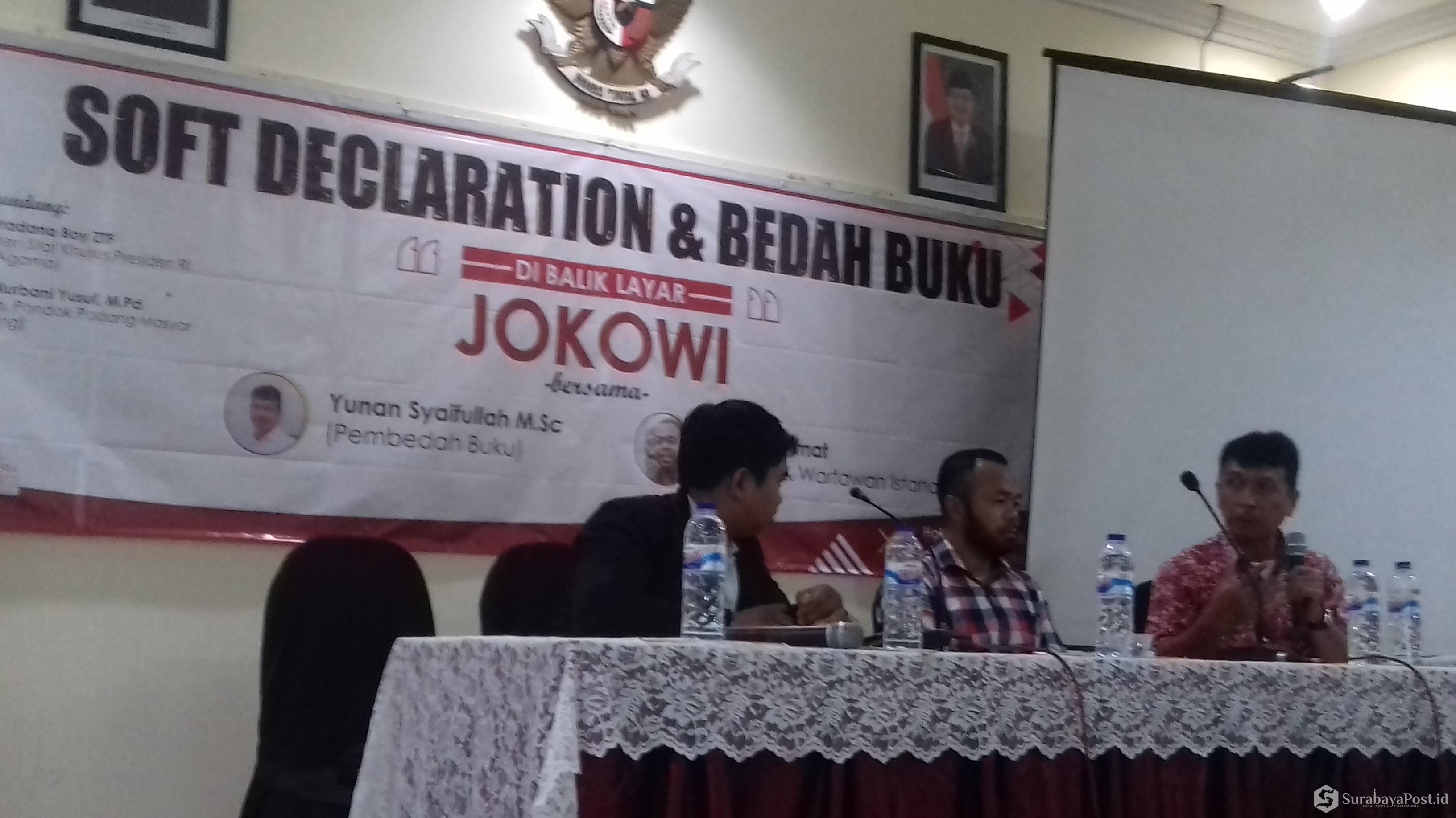 Agus Rahmat (tengah) dan Yunan Syaifullah (kanan) saat diskusi bedah buku Di Balik Layar Jokowi yang digelar di Hotel Sahid Montana 2 Kota Malang, Sabtu (9/3/2019).