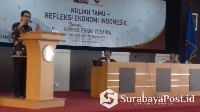 20190313_114829 Staf Khusus Presiden Bidang Ekonomi Prof Ahmad Erani Yustika saat memberikan paparan dalam kuliah tamu bertajuk Refleksi Ekonomi Indonesia di kampus UMM.
