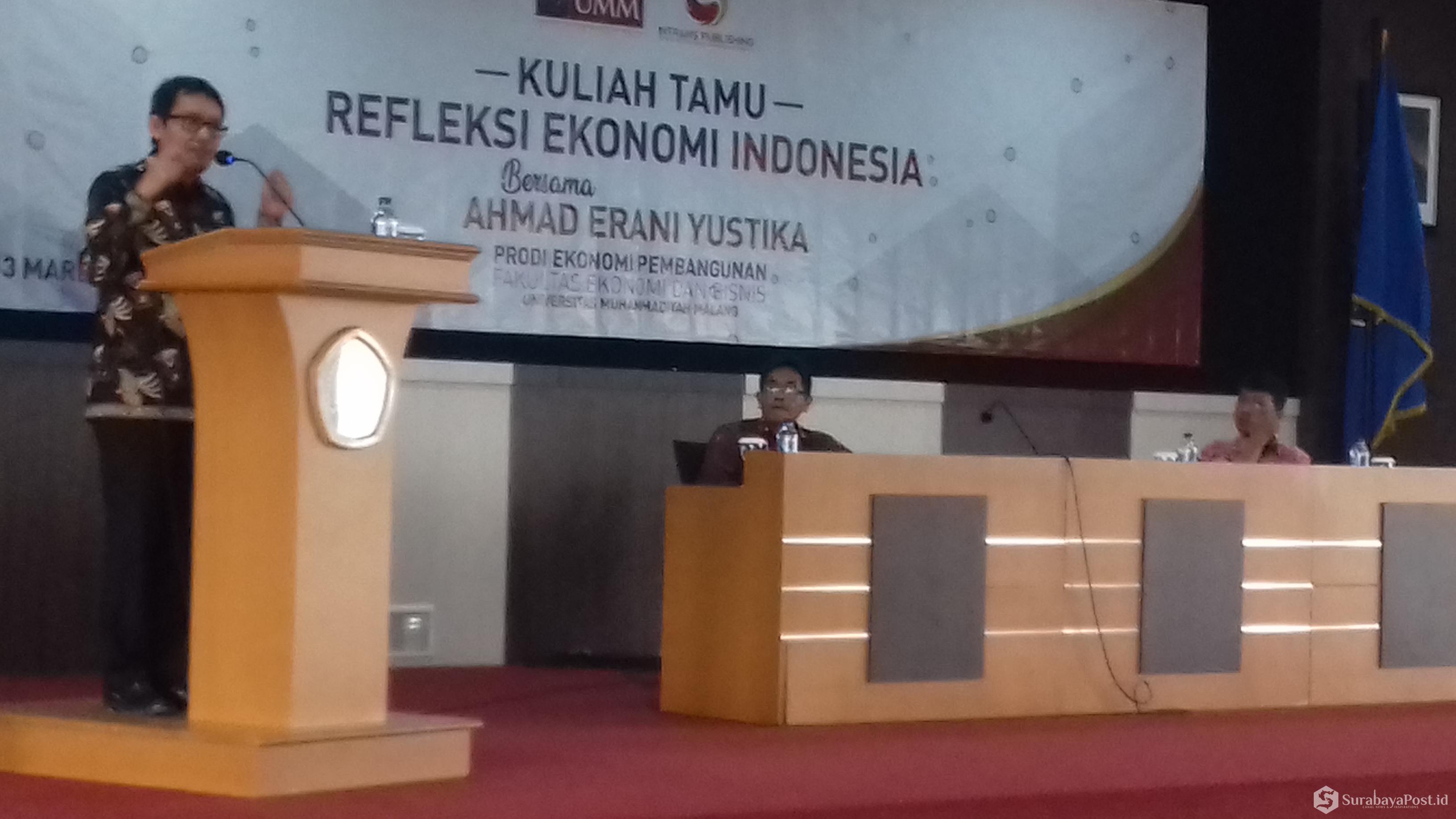 Staf Khusus Presiden Bidang Ekonomi Prof Ahmad Erani Yustika saat memberikan paparan dalam kuliah tamu bertajuk Refleksi Ekonomi Indonesia di kampus UMM.