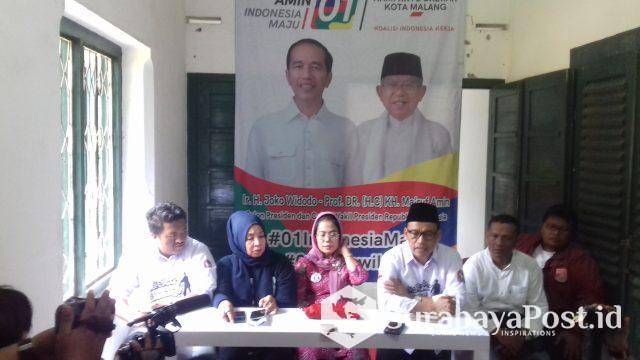 20190324_154818 Sekretaris DPD PDIP Jatim Sri Untari (berbaju dan kerudung merah) didampingi Ketua Panitia Kampanye Jokowi-Ma'ruf di Malang Wanedi (berkorban hitam) saat memberikan keterangan pers terkait kampanye Jokowi di Banyuwangi, Jember dan Kota Malang, Minggu (24/3/2019).