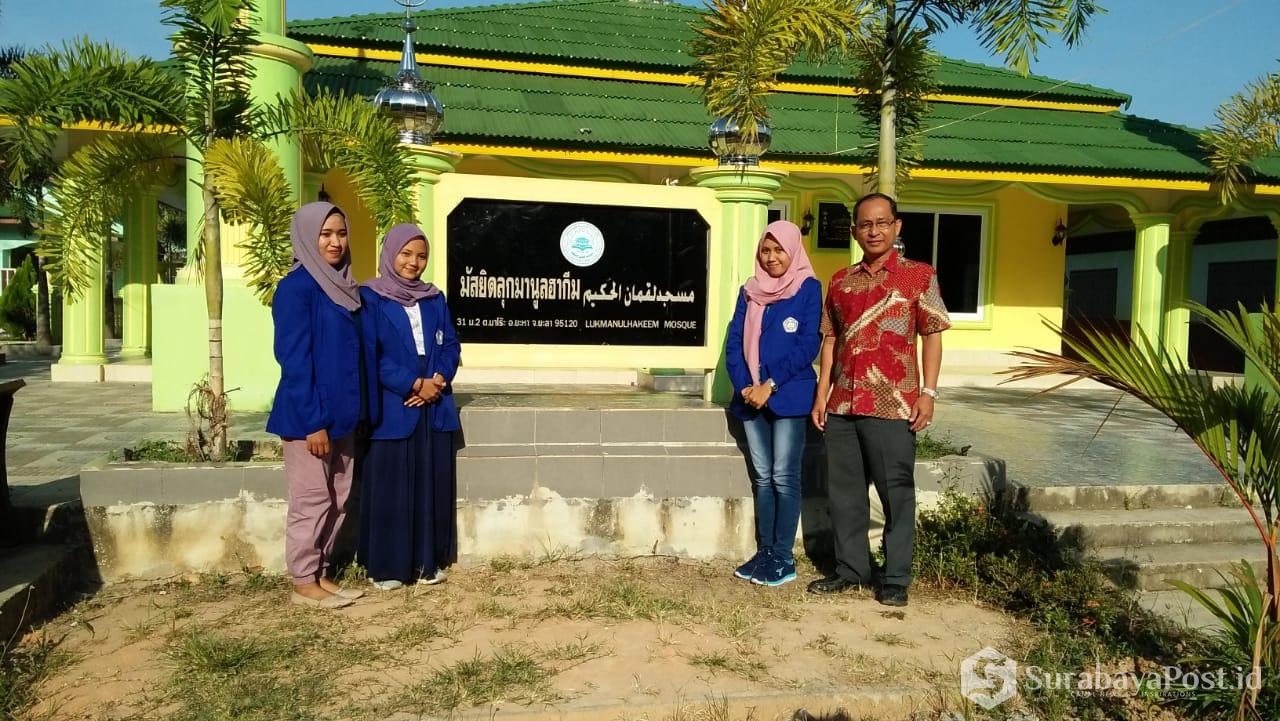 Tiga mahasiswa IBU Malang didampingi dosen pendampingnya, Jazuli MPd saat tiba di Lembaga pendidikan Lukmanulhakeem Yala Thailand.