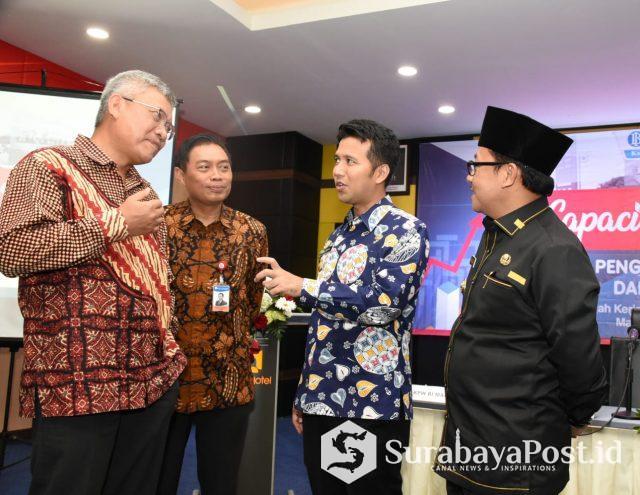 IMG-20190304-WA0055 Wagub Jatim Emil Elestianto Dardak (dua dari kana) saat berbincang dengan Kepala BI Jatim, Difi Ahmad Johansyah (kiri) bersama Walikota Sutiaji dan Kepala BI Perwakilan Malang Azka Subhan Aminurridho.