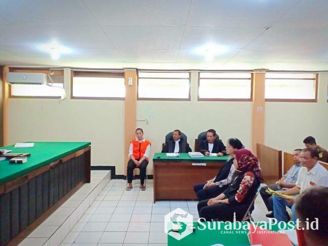 IMG-20190304-WA0099 Notaris Benediktus Bosu (baju putih) berkaca mata pegang map kuning saat memberikan kesaksian dalam persidangan dengan terdakwa Maria Purbowati di PN Kota Malang.