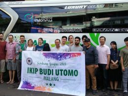 Rektor IKIP Budi Utomo Malang Dr Nurcholis Sunuyeko MSi (tengah) foto bersama mahasiswa asing saat hendak menuju Yogyakarta.