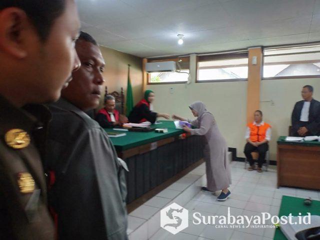 IMG-20190306-WA0072 Saksi ahli Nur Wahjuni saat memberikan keterangan di PN Malang dalam kasus yang menjerat terdakwa Maria Purbowati