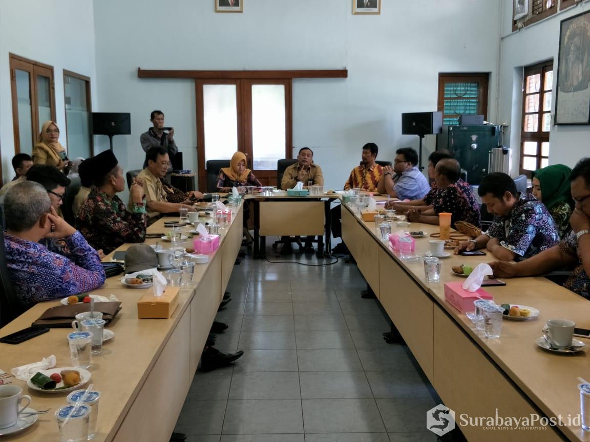 Dinas Penanaman Modal, Pelayanan Terpadu Satu Pintu dan Tenaga Kerja (DPMTSP-Naker) Kabupaten Rembang saat berkunjung ke Disnaker Kabupaten Malang.