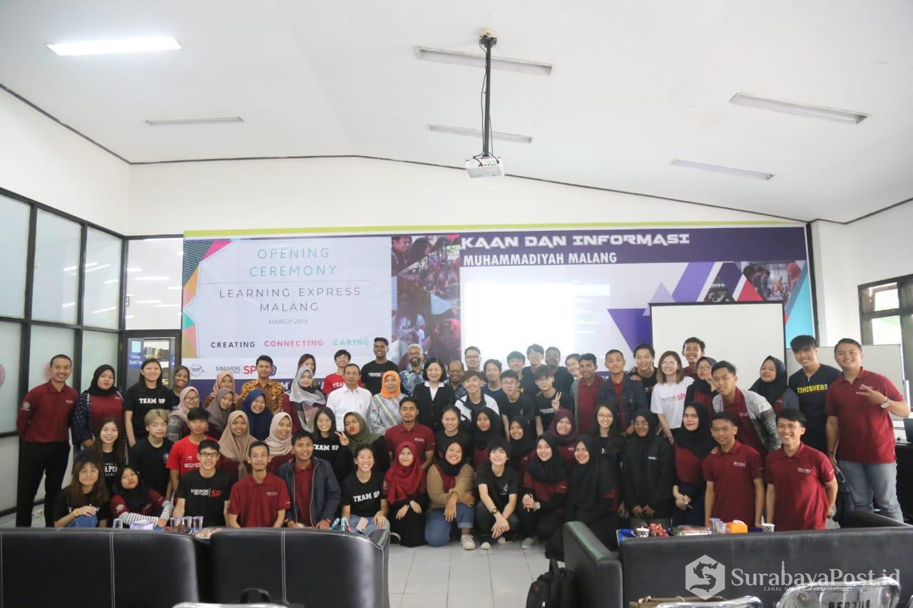Mahasiswa Universitas Muhammadiyah Malang (UMM) dan Singapore Polytechnic (SP) yang menggelar proyek inovasi sosial, Learning Express (LeX)