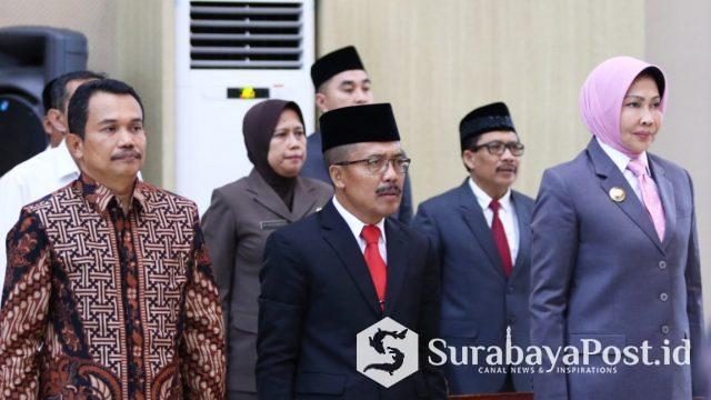 IMG-20190314-WA0008 Dewanti Rumpoko (kanan) didampingi Wawali Punjul Santoso dan anggota DPRD Kota Batu, Didik Mahmud menjelang pengukuhan puluhan guruenjadi Kepala Sekolah.