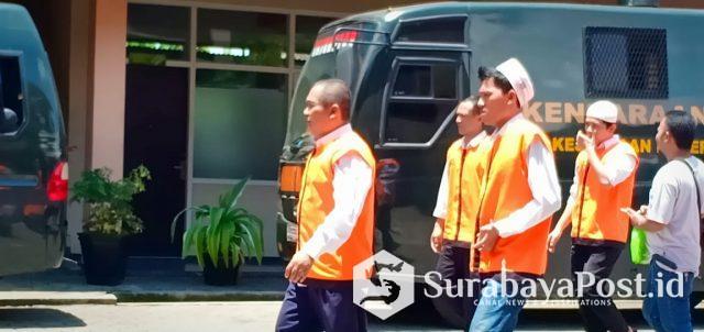 Terdakwa kasus pemalsuan dokumen tanah milik PT STSA, Dandung Jul Hardjanto  (depan) usai menjalani persidangan di PN Malang. 