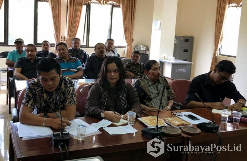 Para pengacara dari 22 karyawan VEPH saat melakukan hearing di kantor DPRD Kota Batu.