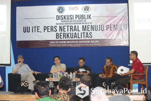 IMG-20190316-WA0166 Mantan Ketua Dewan Pers yang juga mantan Ketua MA, Bagir Manan (kiri) kala menguraikan pokok pikirannya dalam diskusi publik yang digelar PWI Malang Raya bersama Universitas Widyagama Malang, Sabtu (16//3/2019).