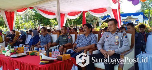 IMG-20190317-WA0025 Camat Lowokwaru, H. Imam Badar (dua dari kanan) disaat menghadiri pembukaan Pentas Kreatif Seni *TAZOKRAF 2019* di Taman Merjosari, Kota Malang.
