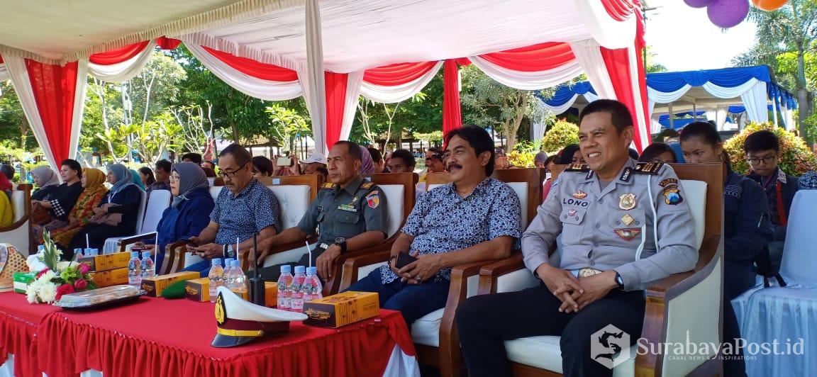 Camat Lowokwaru, H. Imam Badar (dua dari kanan) disaat menghadiri pembukaan Pentas Kreatif Seni *TAZOKRAF 2019* di Taman Merjosari, Kota Malang.