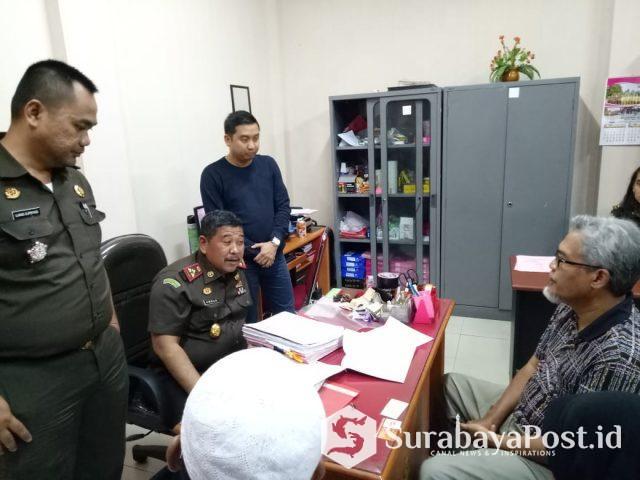 IMG-20190319-WA0038 Kepala Kejaksaan Negeri (Kajari) Kota Malang, Amran Lakoni (duduk sebelah kiri) saat memeriksa Prajito (duduk sebelah kanan) sebelum dikirim ke LP Lowokwaru. Kajari saat memeriksa didampingi Kasi Pidsus Kejari Kota Malang, Ujang Suprianto dan Kasi Intel Reza Prasetyo Handono.