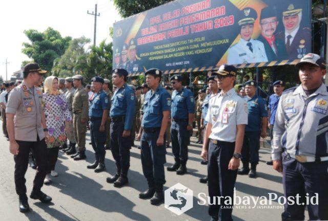 IMG-20190322-WA0044 Wali Kota Dewanti Rumpoko didampingi Kapolres Batu AKBP Budi Hermanto saat mengecek kesiapan pasukan pengamanan Pemilu 2019.