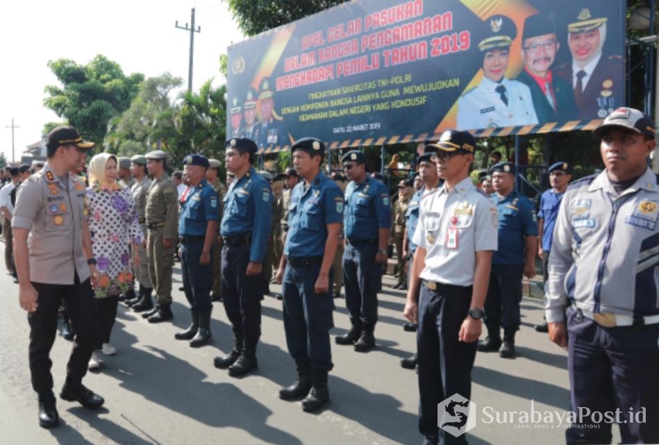 Wali Kota Dewanti Rumpoko didampingi Kapolres Batu AKBP Budi Hermanto saat mengecek kesiapan pasukan pengamanan Pemilu 2019.