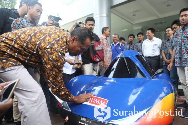IMG-20190325-WA0123 Rektor UMM Dr Fauzan MPd masing stiker pada mobil buatan mahasiswa Fakultas Teknik yang bakal diikutsertakan dalam lomba mobil listrik hemat energi di Sirkuit Sepang Malaysia.