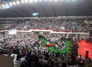 Capres nomor urut 01, Joko Widodo di tengah puluhan ribu pendukungnya saat berkampanye di GOR Ken Arok Malang.