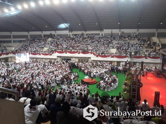 IMG-20190325-WA0160 Capres nomor urut 01, Joko Widodo di tengah puluhan ribu pendukungnya saat berkampanye di GOR Ken Arok Malang.