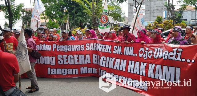 IMG-20190326-WA0033 Ratusan buruh BUMN PT Kertas Leces Probolinggo kala unjuk rasa di Pengadilan Negeri Tata Niaga Surabaya.