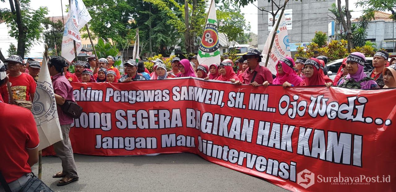 Ratusan buruh BUMN PT Kertas Leces Probolinggo kala unjuk rasa di Pengadilan Negeri Tata Niaga Surabaya.