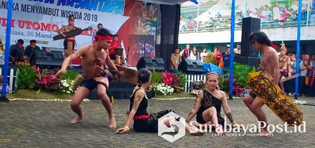 IMG-20190326-WA0059 Tari Perang dari Kalimantan Barat yang ikut mewarnai Pentas Budaya Nusantara yang digelar di Kampus C IKIP Budi Utomo Malang.