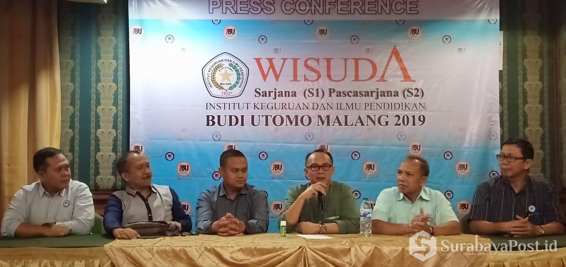 Rektor IBU Malang Dr Nurcholis Sunuyeko didampingi para Wakil Rektor dan Kepala Pusat Kerjasama dan Humas Dr Rochsun MKes.