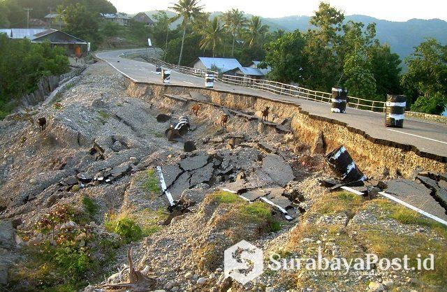 IMG-20190328-WA0084 Kondisi infrastruktur jalan Sabuk Merah di Desa Kota Biru Kecamatan Kobalima Timur Kabupaten Malaka Provinsi NTT yang nyaris putus.
