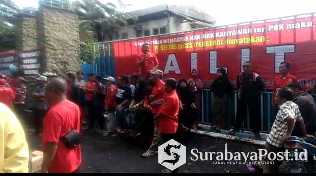 Screenshot_2019-03-24-23-53-18-1 Eks-karyawan PT Kertas Leces Probolinggo melakukan aksi unjuk rasa. Mereka menentang site visit studi kelayakan pengoperasian pabrik sebelum hak karyawan diselesaikan oleh kurator.