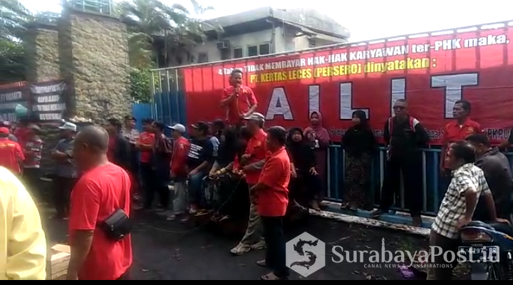 Eks-karyawan PT Kertas Leces Probolinggo melakukan aksi unjuk rasa. Mereka menentang site visit studi kelayakan pengoperasian pabrik sebelum hak karyawan diselesaikan oleh kurator.