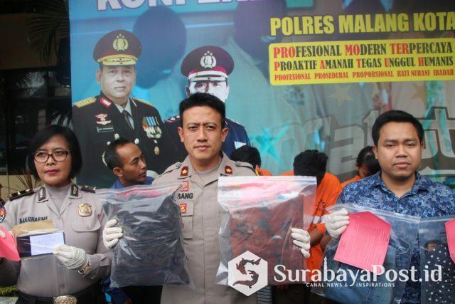 Wakapolres Makota, Kompol Bambang Christanto bersama Kasat Reskrim Polres Malang Kota, AKP Komang Yogi Arya Wiguna kala merilis  kasus pembunuhan.