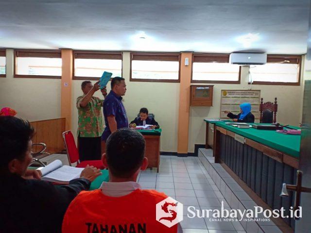 IMG-20190404-WA0089 Mantan Camat Blimbing Handy Priyanto disumpah sebelum memberikan kesaksian dalam kasus pemalsuan dokumen AJB di Pengadilan Negeri Kota Malang..